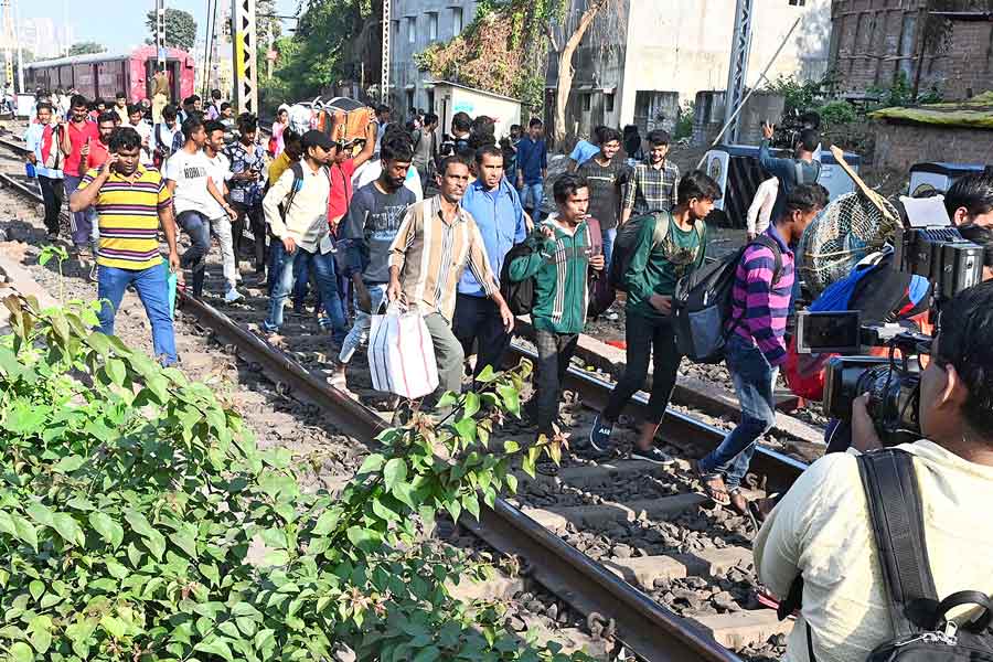 লাইনচ্যুত ট্রেন, লাইন ধরে বিপজ্জনক হাঁটাই ভরসা যাত্রীদের